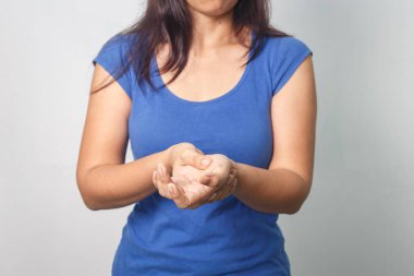 Beyaz arka planda El ağrısı