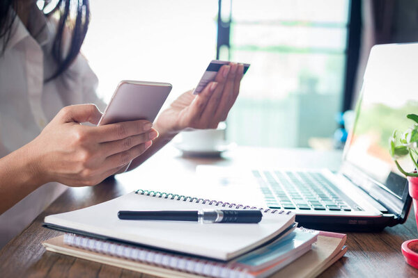 покупки онлайн концепция. Молодая женщина с кредиткой и мобильным смартфоном