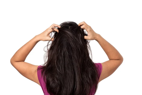 Mulheres Coceira Couro Cabeludo Coceira Seu Cabelo Fundo Branco — Fotografia de Stock