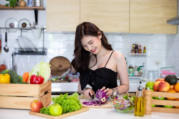 Beautiful Asian Woman Smiling Preparing Vegetable Salad Kitchen Healthy Foodsvegan — Stockfoto