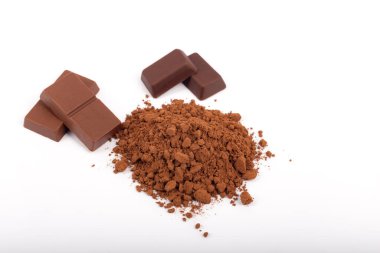 Beyaz arka planda izole edilmiş kakao tozu ve çikolata.