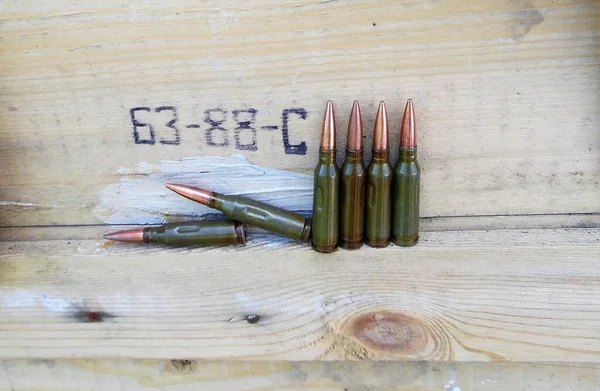 Training Cartridges Kalashnikov Assault Rifle Background Wooden Box — Stock Photo, Image