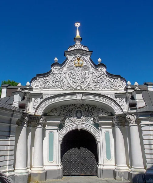 基辅圣索菲亚大教堂巴洛克拱门和锻铁门 — 图库照片