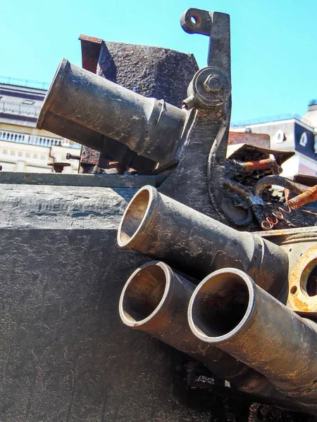 在乌克兰基辅广场展出的破碎的俄罗斯军事装备 — 图库照片