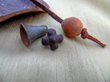 Doğu Avrupa 'nın bronz madalyaları, 8.-10. yüzyıllar. MS: bilezikler ve kolye - vahşi hayvan, erken dönem Slavlar, Kievan Rus