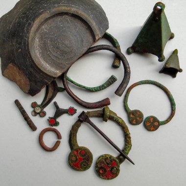 Antika bronz mücevherler: broşlar ve Doğu Avrupa 'da M.Ö. 3-5 yüzyılda emelerle süslenmiş bir kolye.