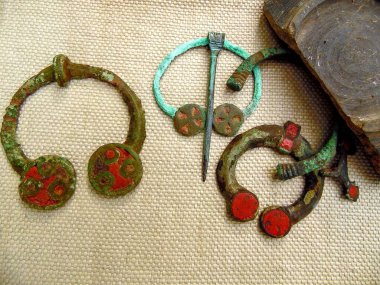 Antika bronz mücevherler: broşlar ve Doğu Avrupa 'da M.Ö. 3-5 yüzyılda emelerle süslenmiş bir kolye.