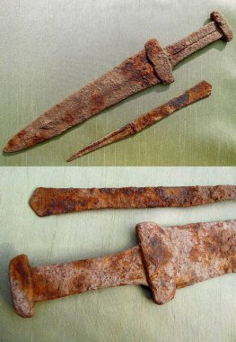 İskitli kılıç Akinak, eski Demir Çağı 'nın İskitli hançeri MÖ 3.-5. yüzyıl yeşil bir tuval üzerinde antik bir İskitli hançer akinak.