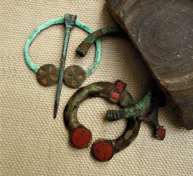 Kievan Rus Slavlarının bronz süslemeleri 8-11 asır, antik bronz yüzükler, bilezikler, kolyeler ve ilk Slavların zincirleri.