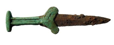 Akinak, İskitli kısa bir kılıç, bronz saplı bir hançer, Demir Çağı 'nın ilk dönemlerinden kalma soylu yeşil bir parçayla kaplanmış beyaz bir arka planda.
