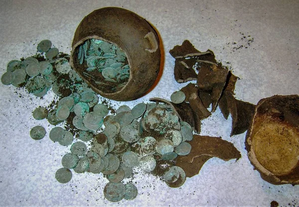 Treasure Silver Coins 17Th Century Jug Light Background lizenzfreie Stockfotos