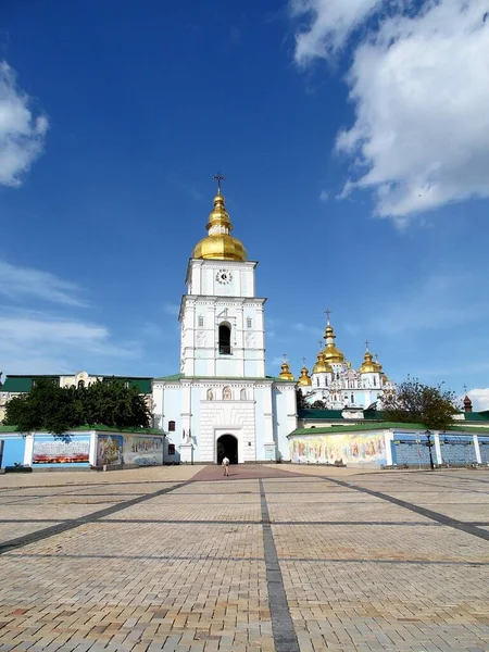 Mikhailovsky Golden Domed Cathedral City Kyiv Ukraine Man Goes Temple — ストック写真