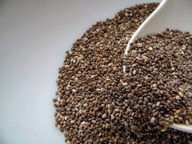 Kaşıklı fasulye ve beyaz tabak, yaklaşın.