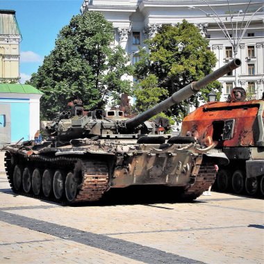 Ukrayna 'nın Kyiv Meydanı' nda sergilenen kırık Rus askeri teçhizatı