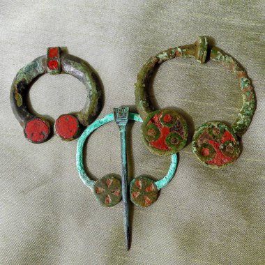 Antika bronz mücevherler: Doğu Avrupa 'da M.S. 3-5. yüzyılın emelerinin bulunduğu broşlar. Kiev kültürü