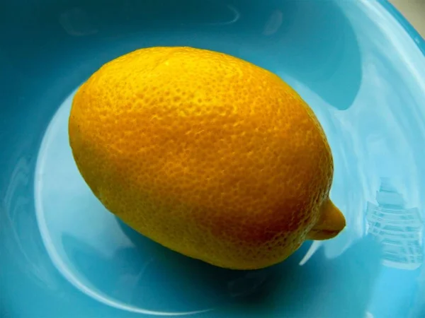 Один Спелый Лимон Светло Голубом Блюде Крупным Планом — стоковое фото