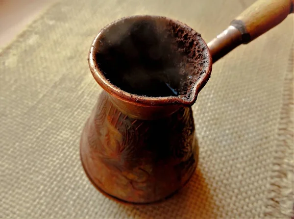 กาแฟชงในซาวาทองแดงเพ วยไอน — ภาพถ่ายสต็อก