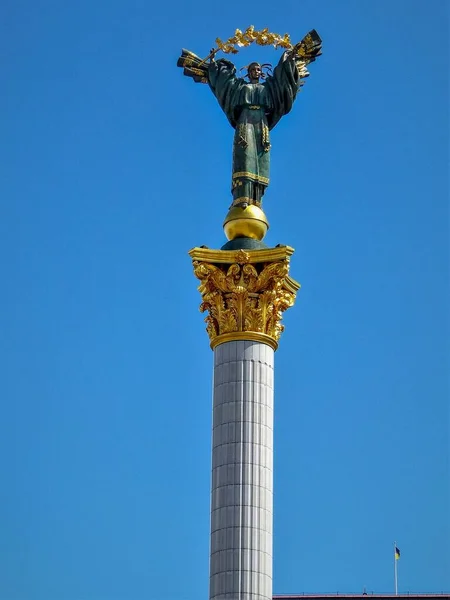 Άγαλμα Του Συμβόλου Της Ανεξαρτησίας Στην Πλατεία Ανεξαρτησίας Στο Κίεβο — Φωτογραφία Αρχείου