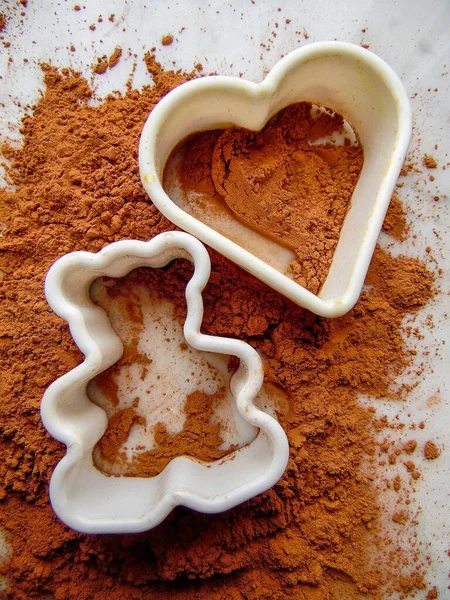 Kakaový Prášek Formy Pečení Formě Medvěda Lehkém Pozadí — Stock fotografie