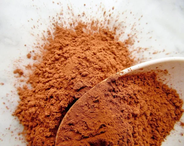Cacao Polvere Cucchiaio Uno Sfondo Marmo Chiaro — Foto Stock
