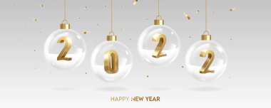 Mutlu yıllar 2022. Beyaz bir zemin üzerinde kar ve konfeti bulunan şeffaf bir Noel topunda üç boyutlu altın rakamlar. Tatil tebrik kartı tasarımı.
