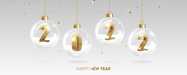Mutlu yıllar 2022. Beyaz bir zemin üzerinde kar ve konfeti bulunan şeffaf bir Noel topunda üç boyutlu altın rakamlar. Tatil tebrik kartı tasarımı.