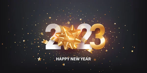 Mutlu yıllar 2023. Koyu arka planda beyaz kağıt numaralar ve konfetilerle altın sarısı yapıştırıcı hediye yayı. Tatil tebrik kartı. Vektör illüstrasyonu. 