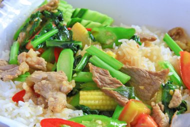 Kızarmış sebze ile domuz eti, pirinç.