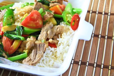 Kızarmış sebze ile domuz eti, pirinç.