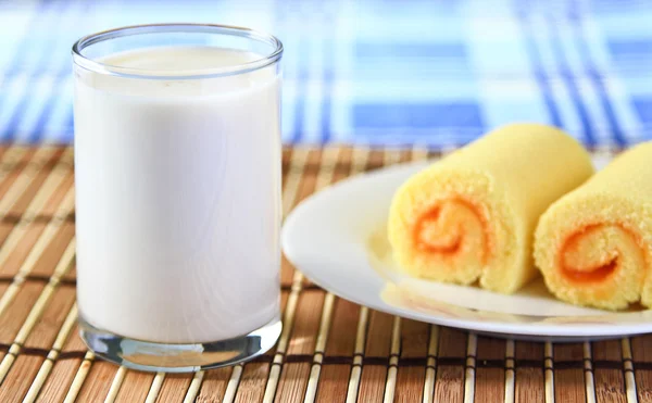 Glas mjölk och orange cake. — Stockfoto