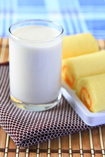 Mjölk och kakor rulle. — Stockfoto