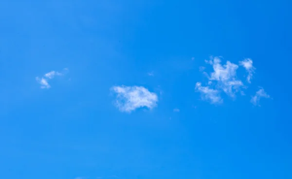 Wolken en blauwe lucht. — Stockfoto