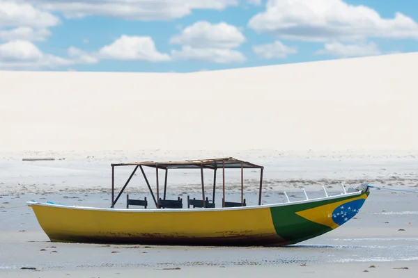 Рыбацкая лодка с флагом Бразилии — стоковое фото