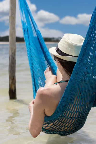 Hamakta dinlenen kadın