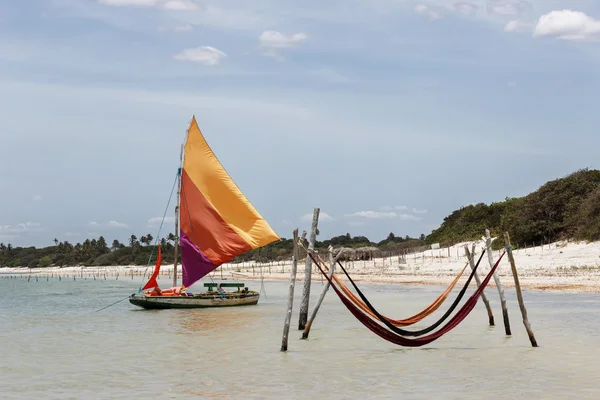 Cennet Gölü 'nde güzel yelkenli ve hamaklar (Jericoacoara, Brezilya)