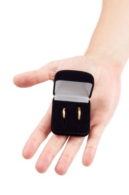 Erkek el alyans beyaz zemin üzerine izole bir hediye kutusu tutar