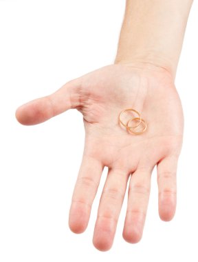 Alyans beyaz zemin üzerine izole erkek el tutar