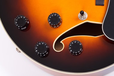 tatlı bir sunburst hollow body gitar denetimleri
