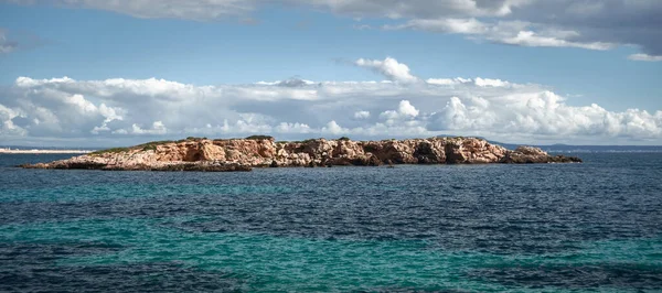 Akdeniz 'in ortasında küçük bir ada.