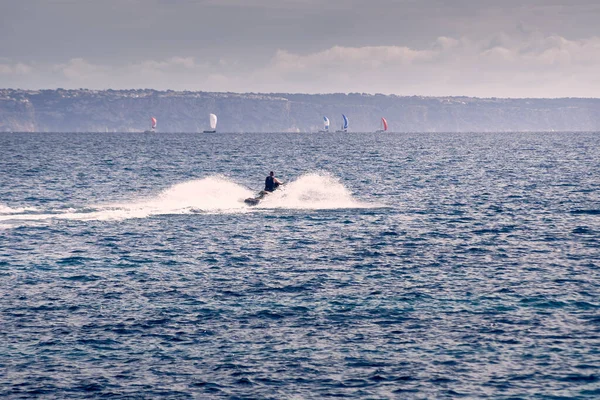 Akdeniz 'de jet ski sürüyor.