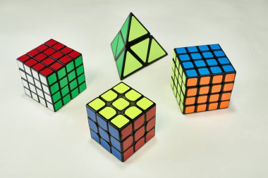Beyaz arkaplanda çözülmüş rubik küpleri.