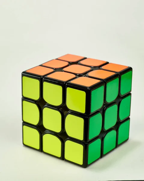 Cubo Rubik Resuelto Amarillo Verde Naranja Sobre Fondo Blanco Vertical — Foto de Stock