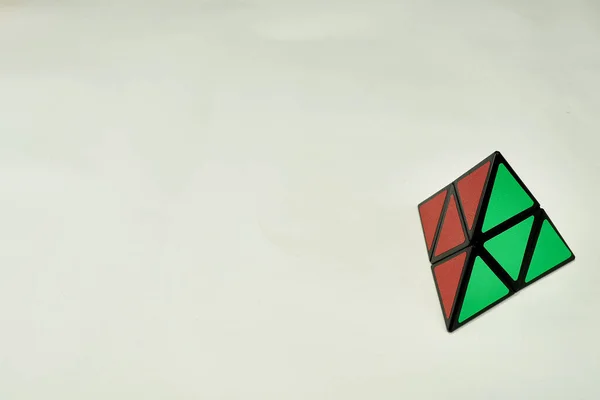 rubik küp piramorfik, kopyalama alanı ile beyaz arkaplan üzerinde çözüldü.