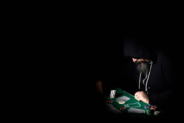 Karanlıkta kopyalama alanı olan bir poker oyuncusu