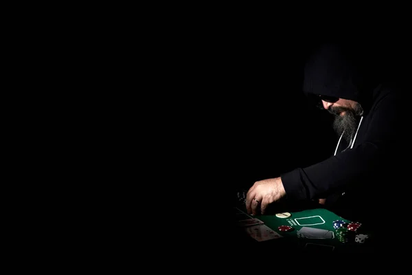 Karanlıkta kopyalama alanı olan bir poker oyuncusu