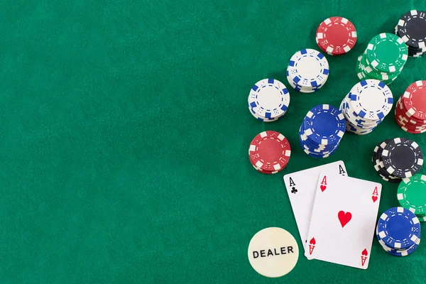 Yeşil arkaplan üzerinde çift as ve poker çipleri Whit kopyalama alanı