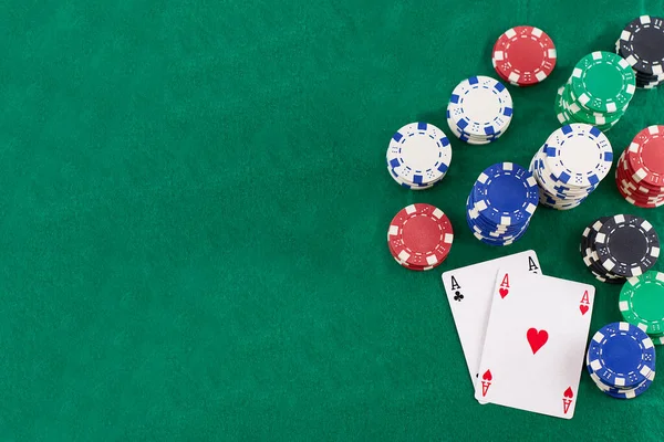 Yeşil arkaplan üzerinde çift as ve poker çipleri Whit kopyalama alanı