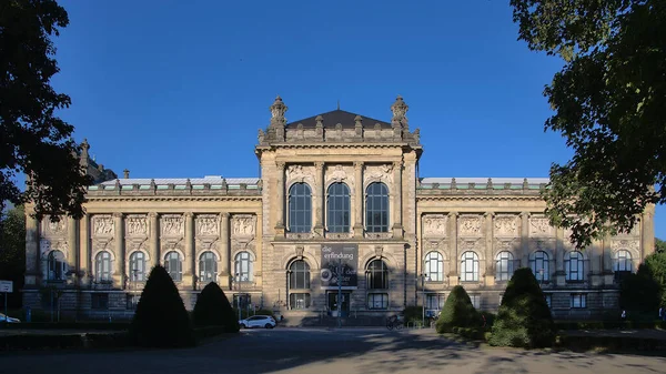 Hannover 'daki Aşağı Saksonya Eyalet Müzesi New City Hall' un karşısında yer alıyor. Yüksek kalite fotoğraf