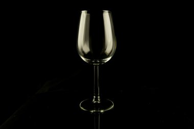 boş bir bardak şarap