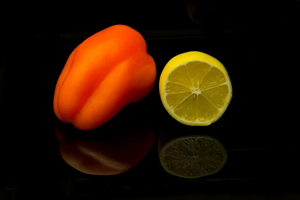 meyveler siyah arka plan üzerine